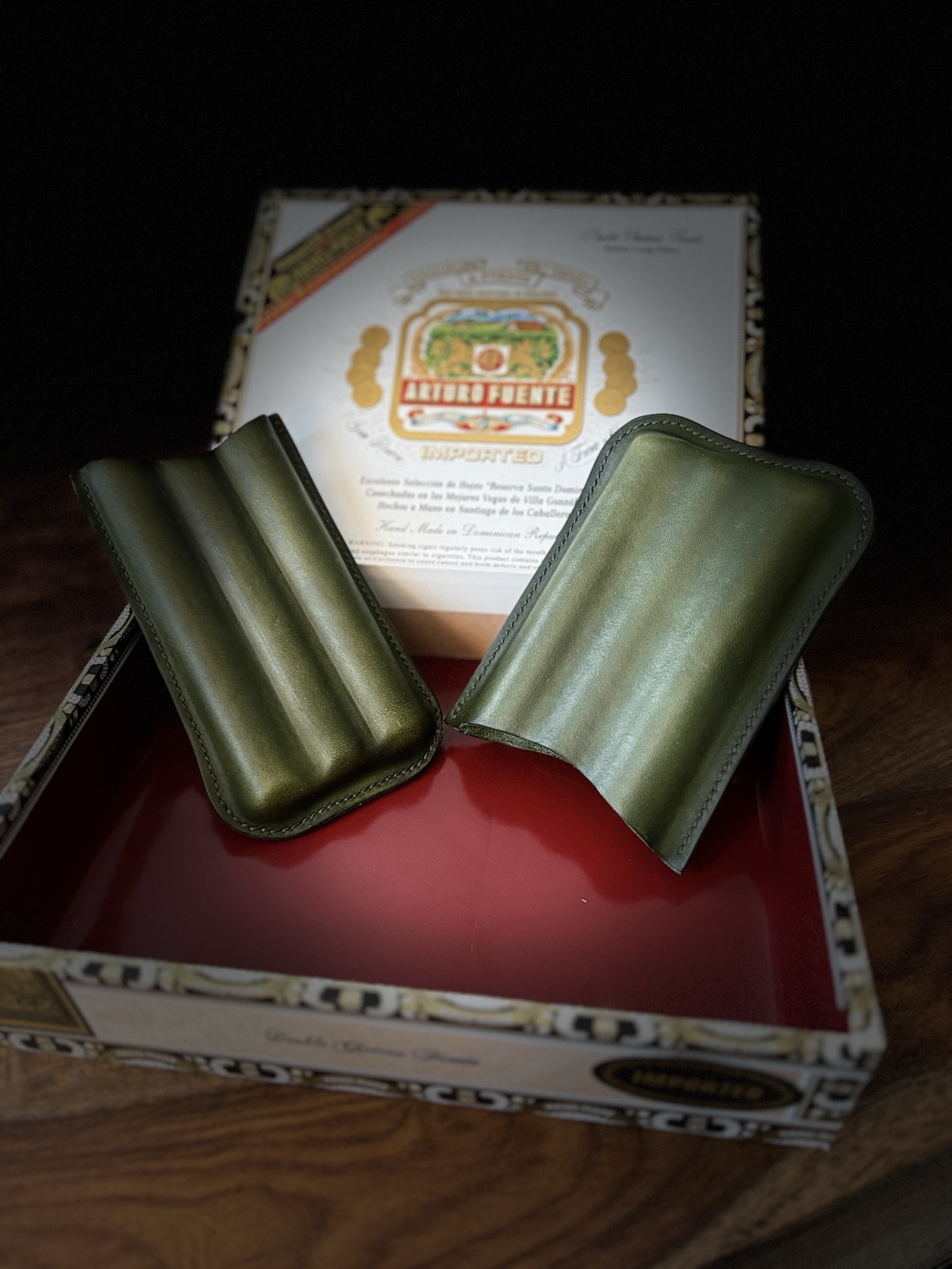 Three-stick cigar case detail
